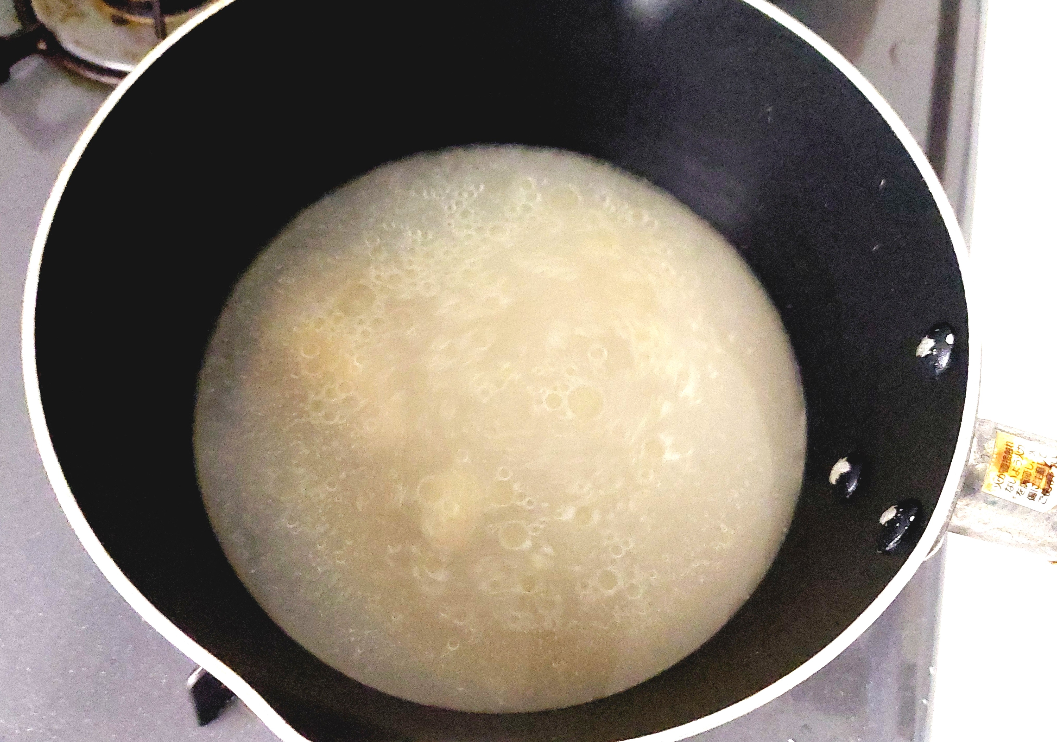 コープ「博多一風堂監修　博多とんこつラーメン（白丸元味）」スープを作る