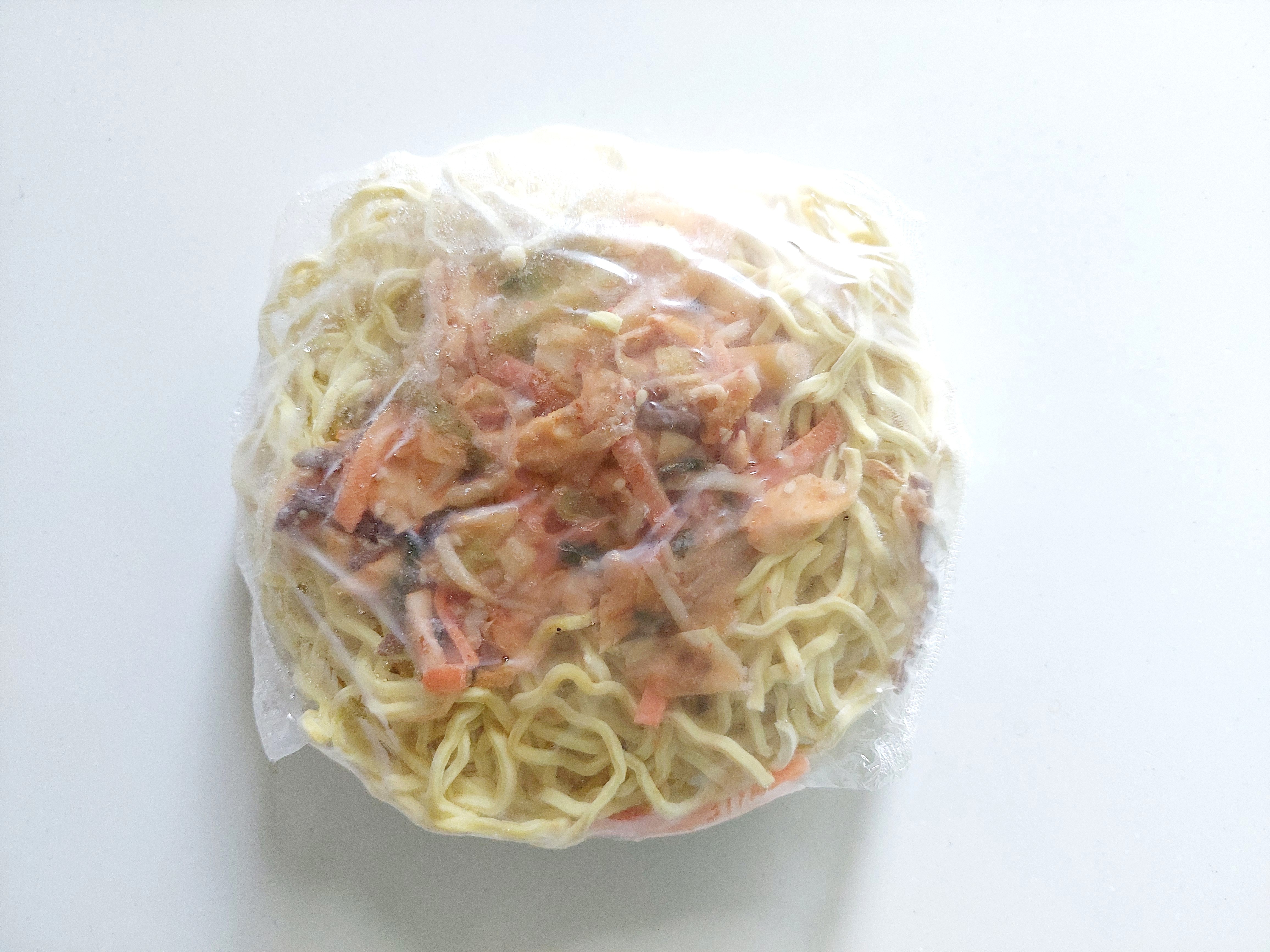 コープ「けやき監修　札幌味噌ラーメン」凍ったままの中身　具