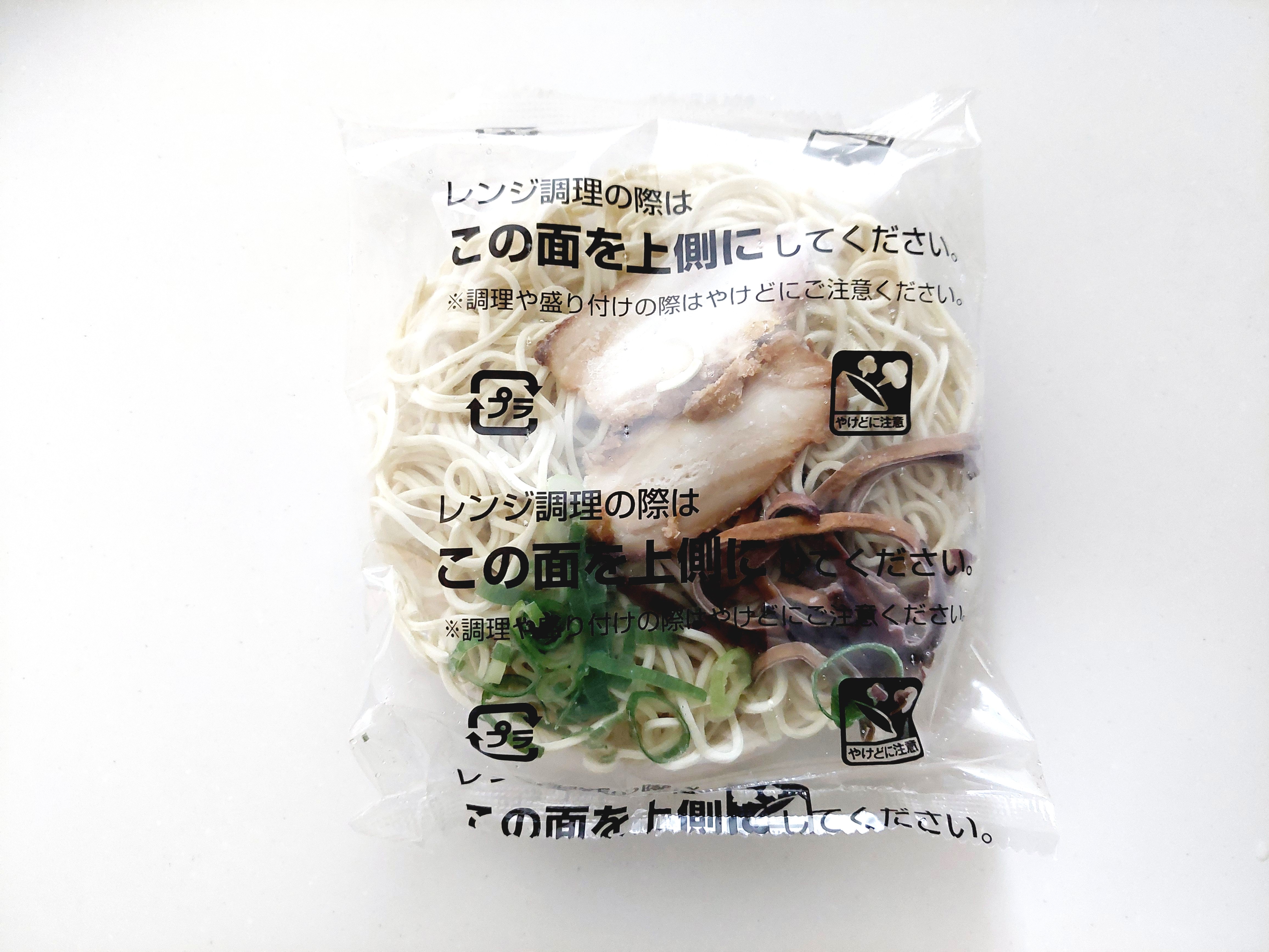 コープ「博多一風堂監修　博多とんこつラーメン（白丸元味）」凍ったままの具付き麺表