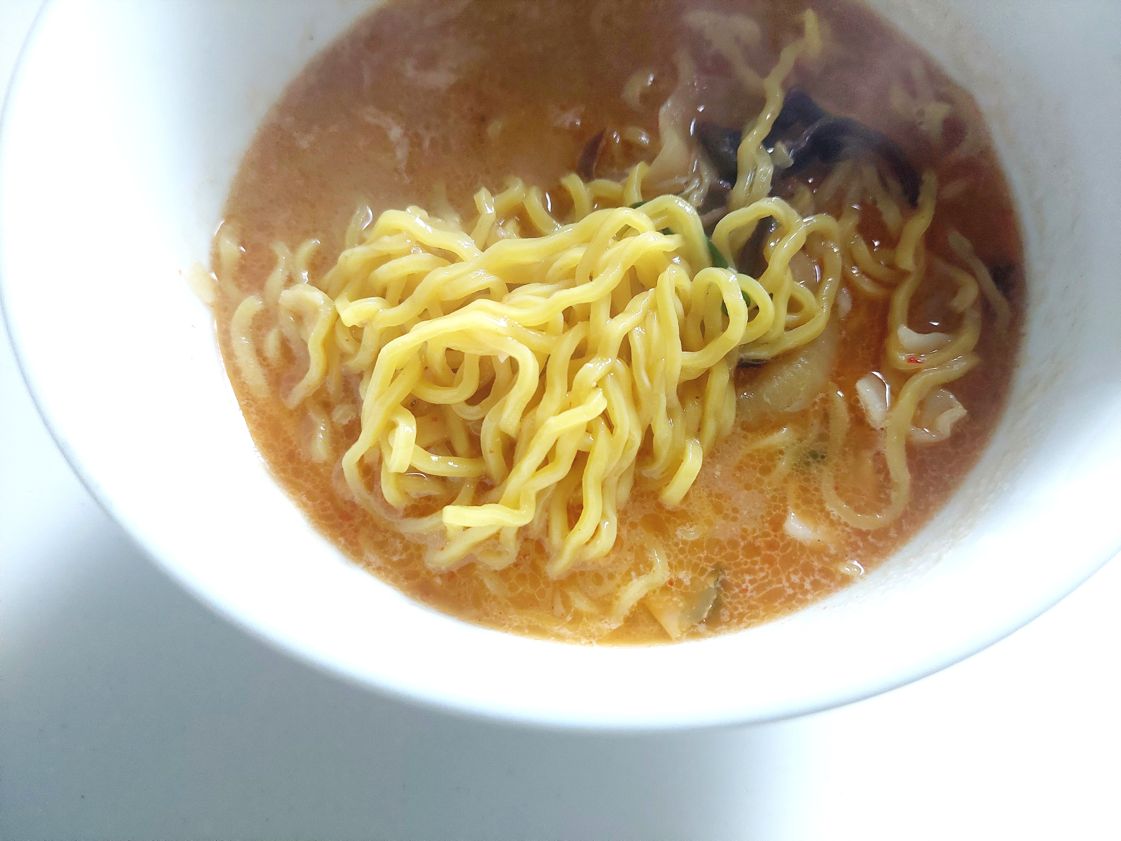 コープ「けやき監修　札幌味噌ラーメン」麺アップ