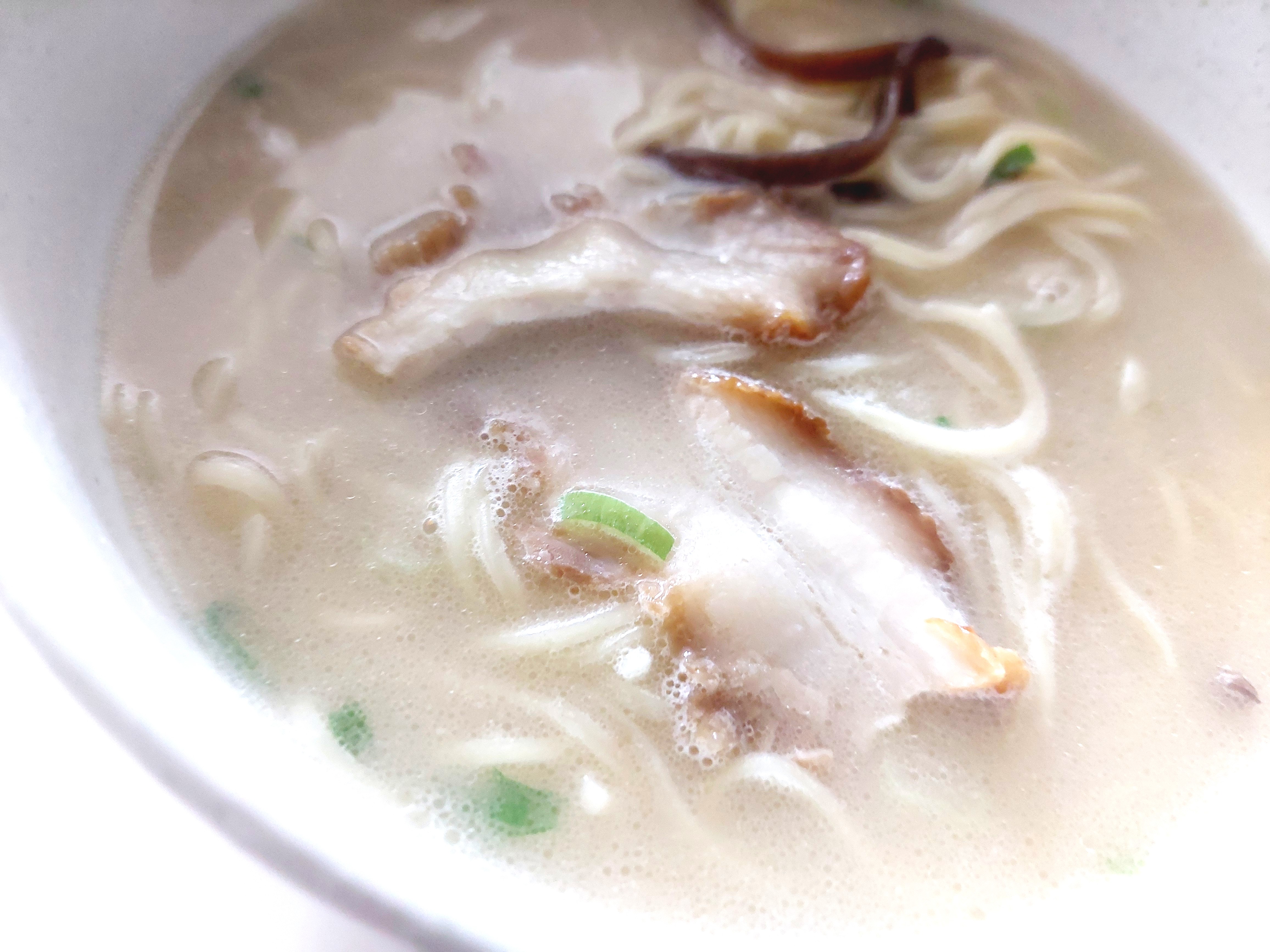 コープ「博多一風堂監修　博多とんこつラーメン（白丸元味）」完成肉アップ