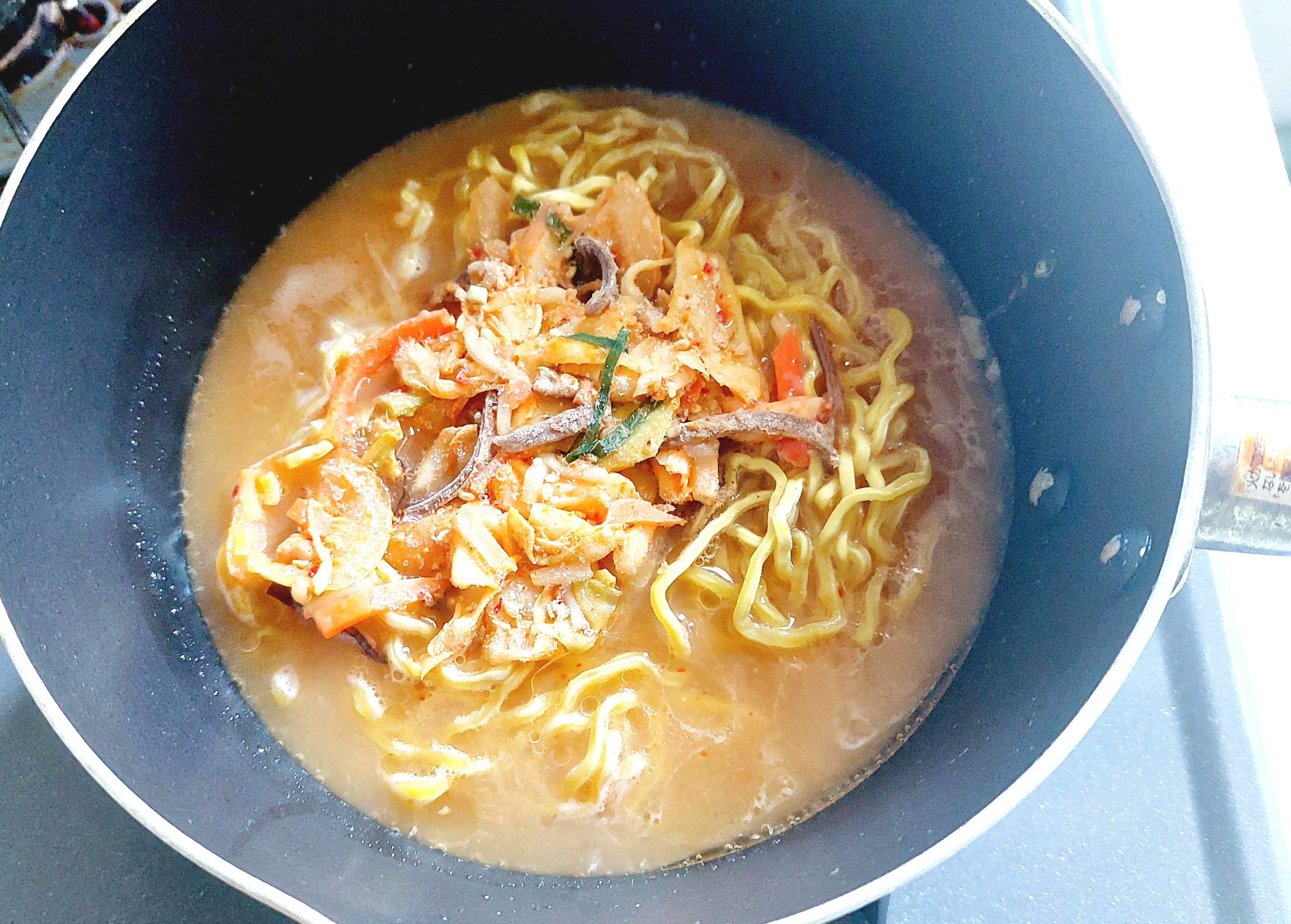 コープ「けやき監修　札幌味噌ラーメン」煮込み中