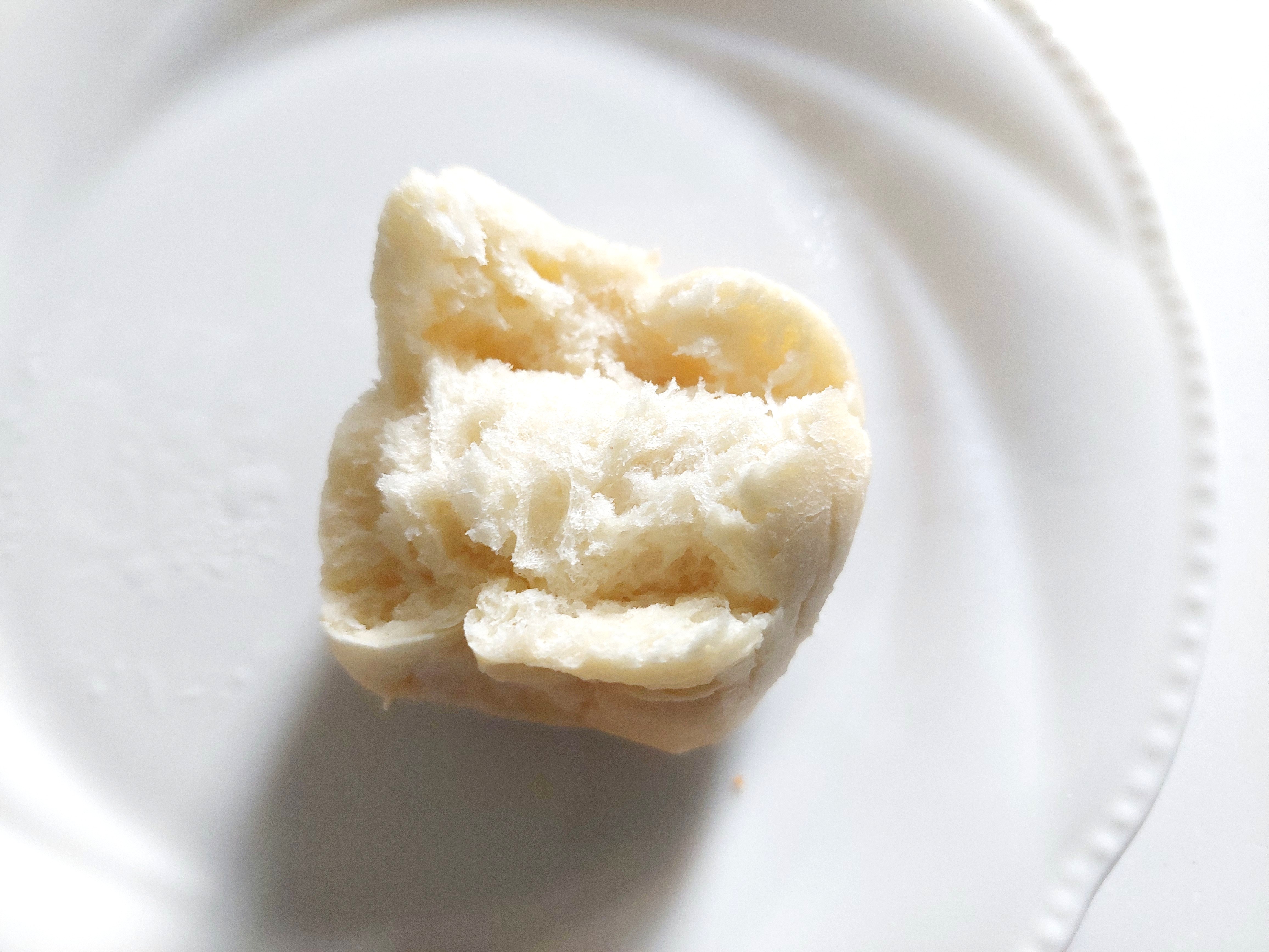 コープ「北海道牛乳仕込みのミルクパン」半分に割ってみた