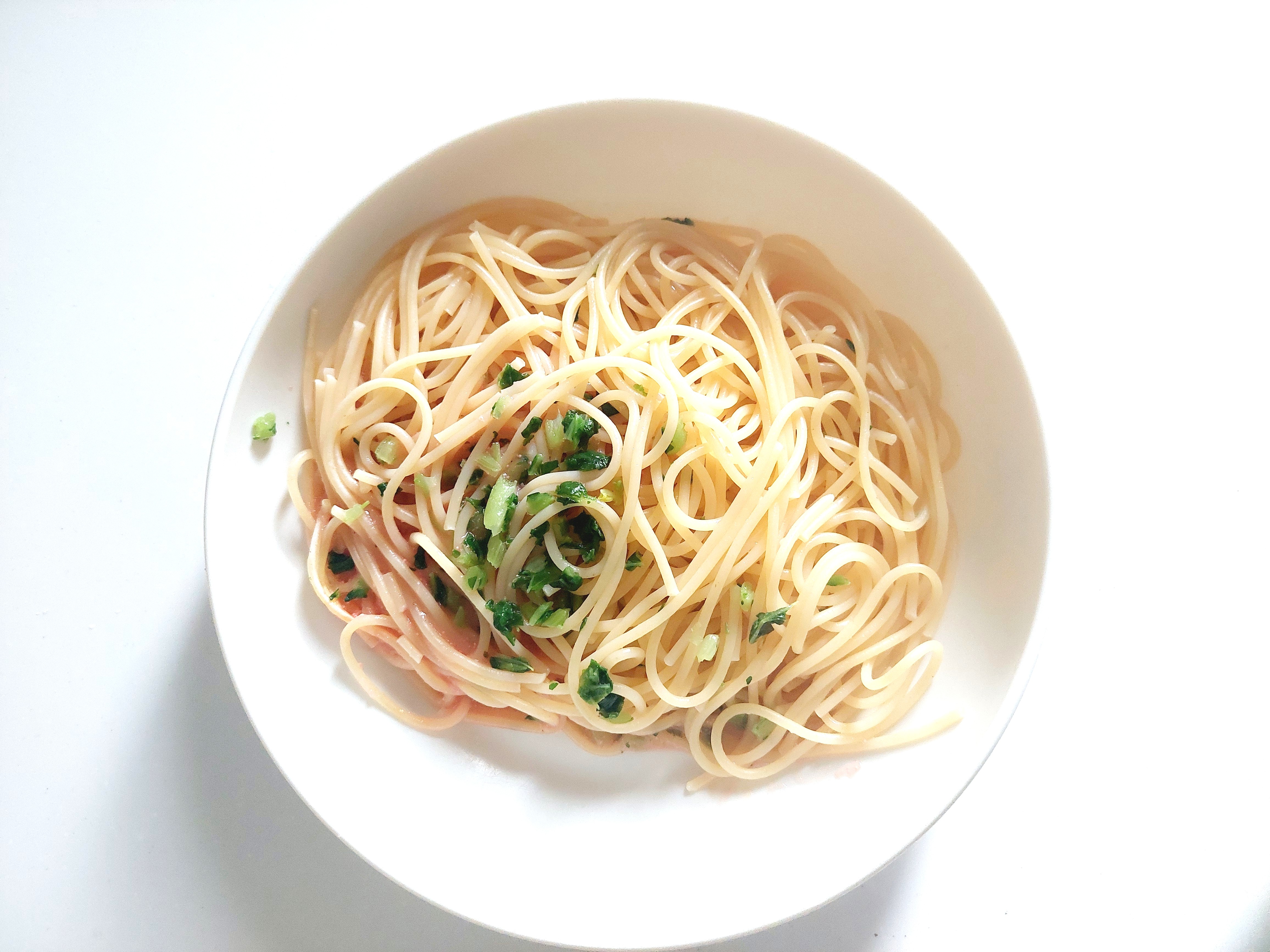 コープ「だし香る和風たらこスパゲッティ」解凍後お皿に盛る