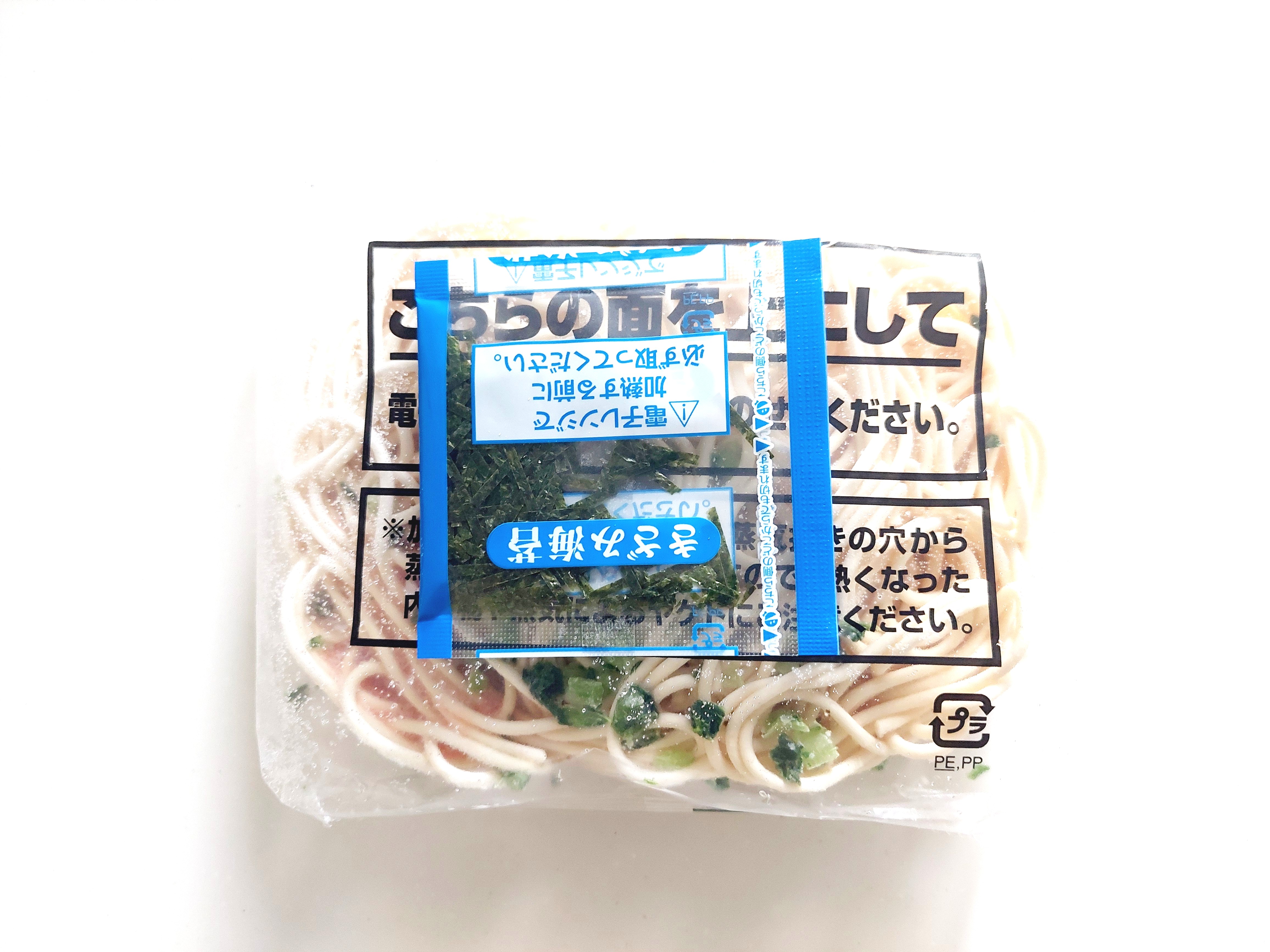 コープ「だし香る和風たらこスパゲッティ」凍ったままの中身1