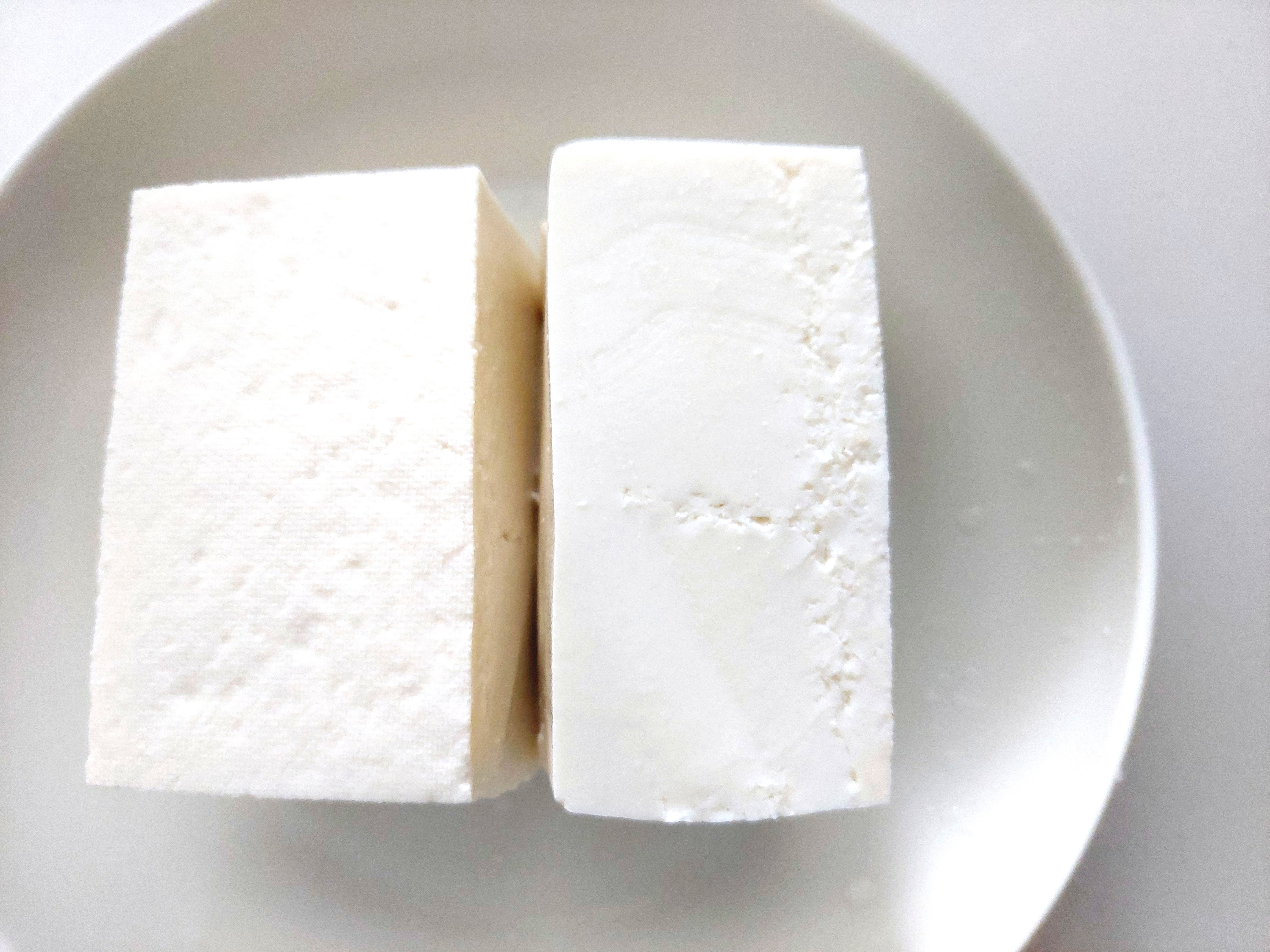 コープ「国産大豆木綿豆腐」半分に切ってみた