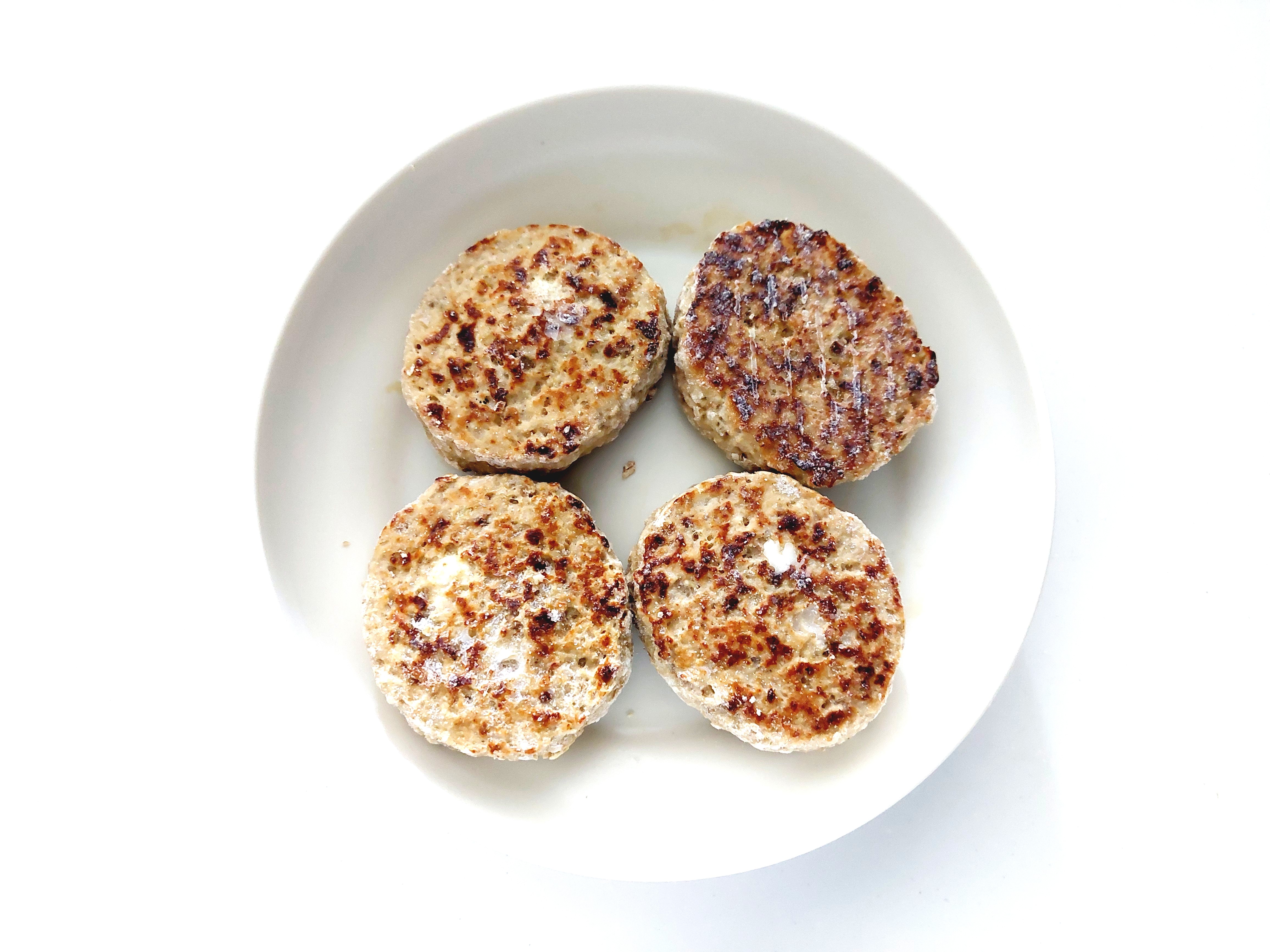 コープ「電子レンジで！肉汁じゅわっとチーズハンバーグ」凍ったままの中身の画像