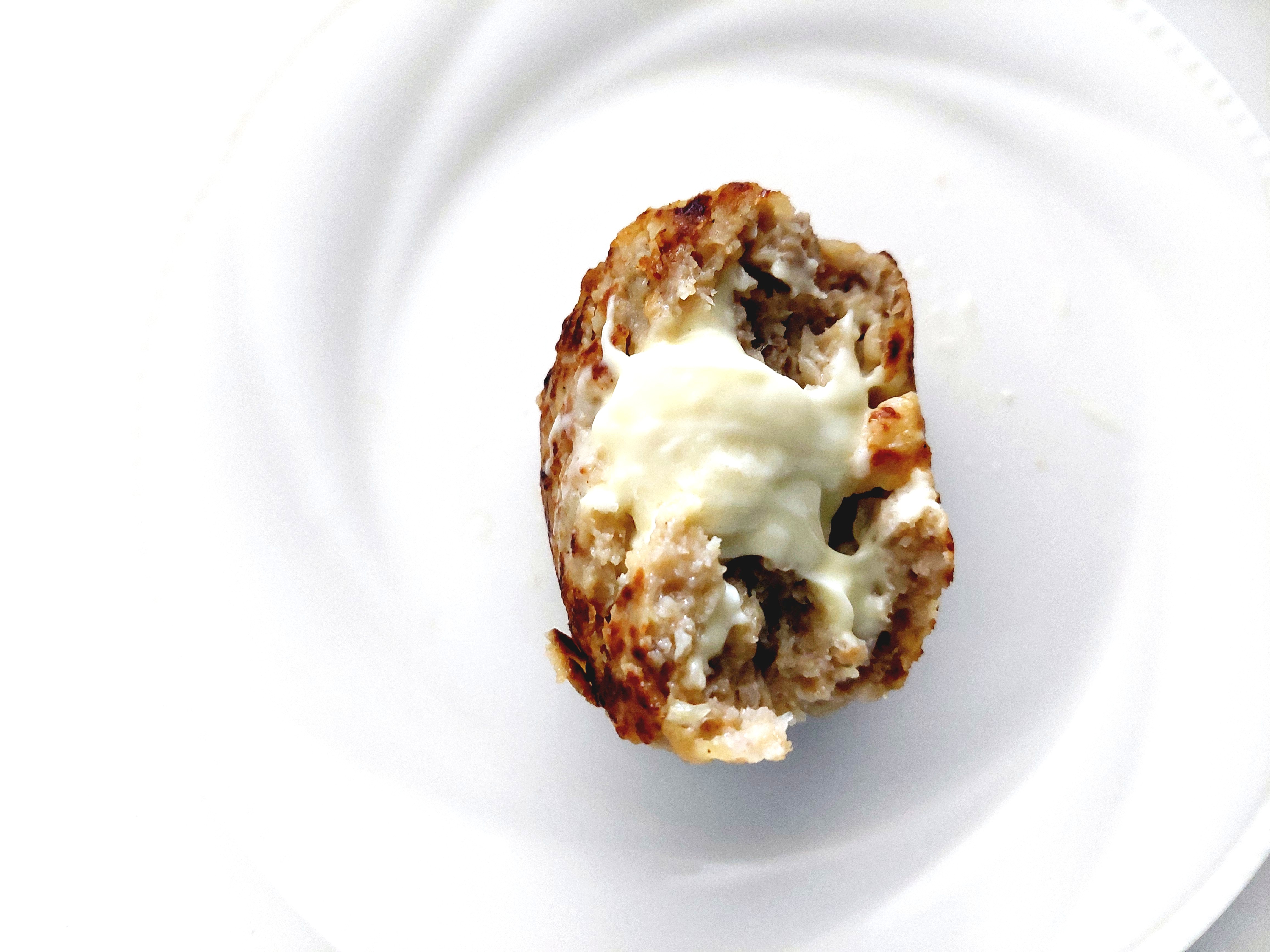 コープ「電子レンジで！肉汁じゅわっとチーズハンバーグ」半分に割ってみた