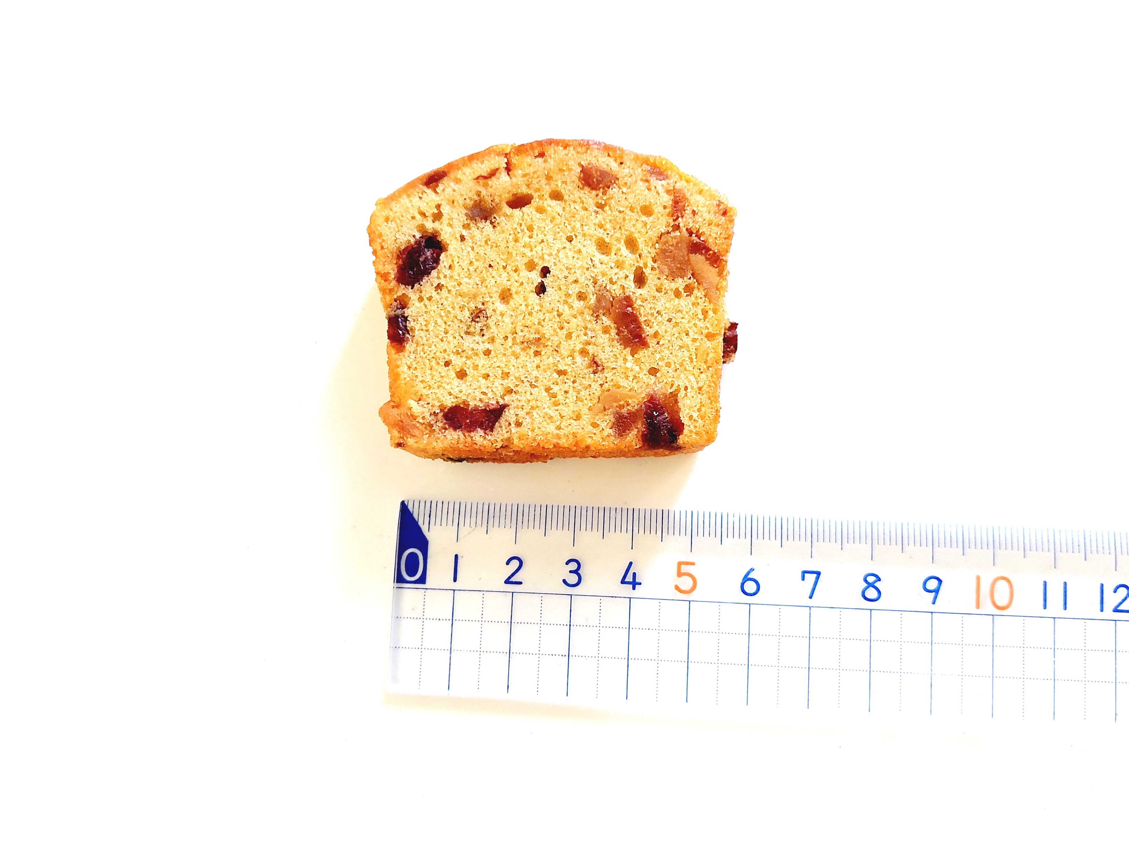 コープ「果実を贅沢に使った　フルーツケーキ」長さを計測