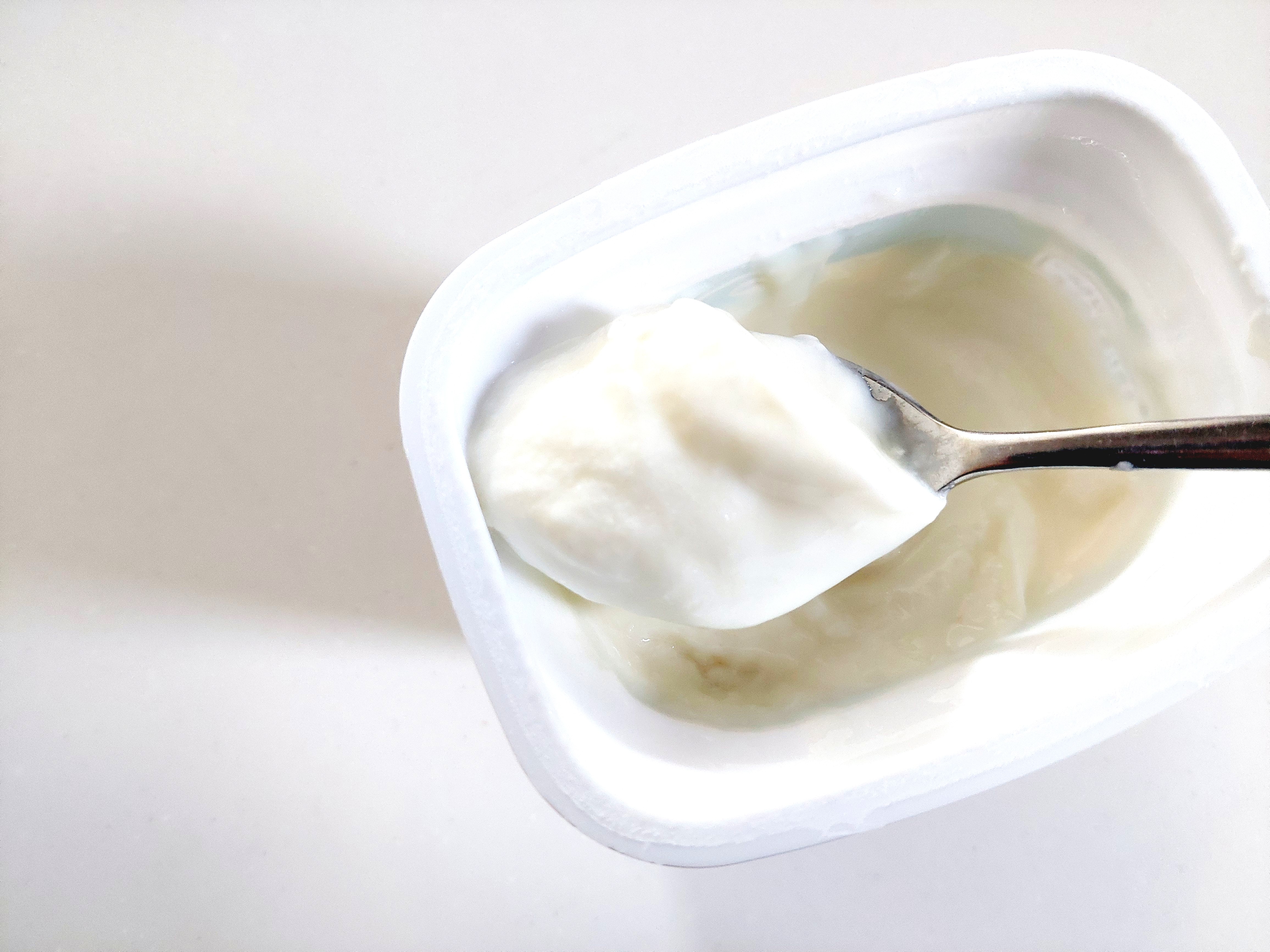 コープ「とろけるはちみつヨーグルト信州生乳使用」スプーンですくってみた