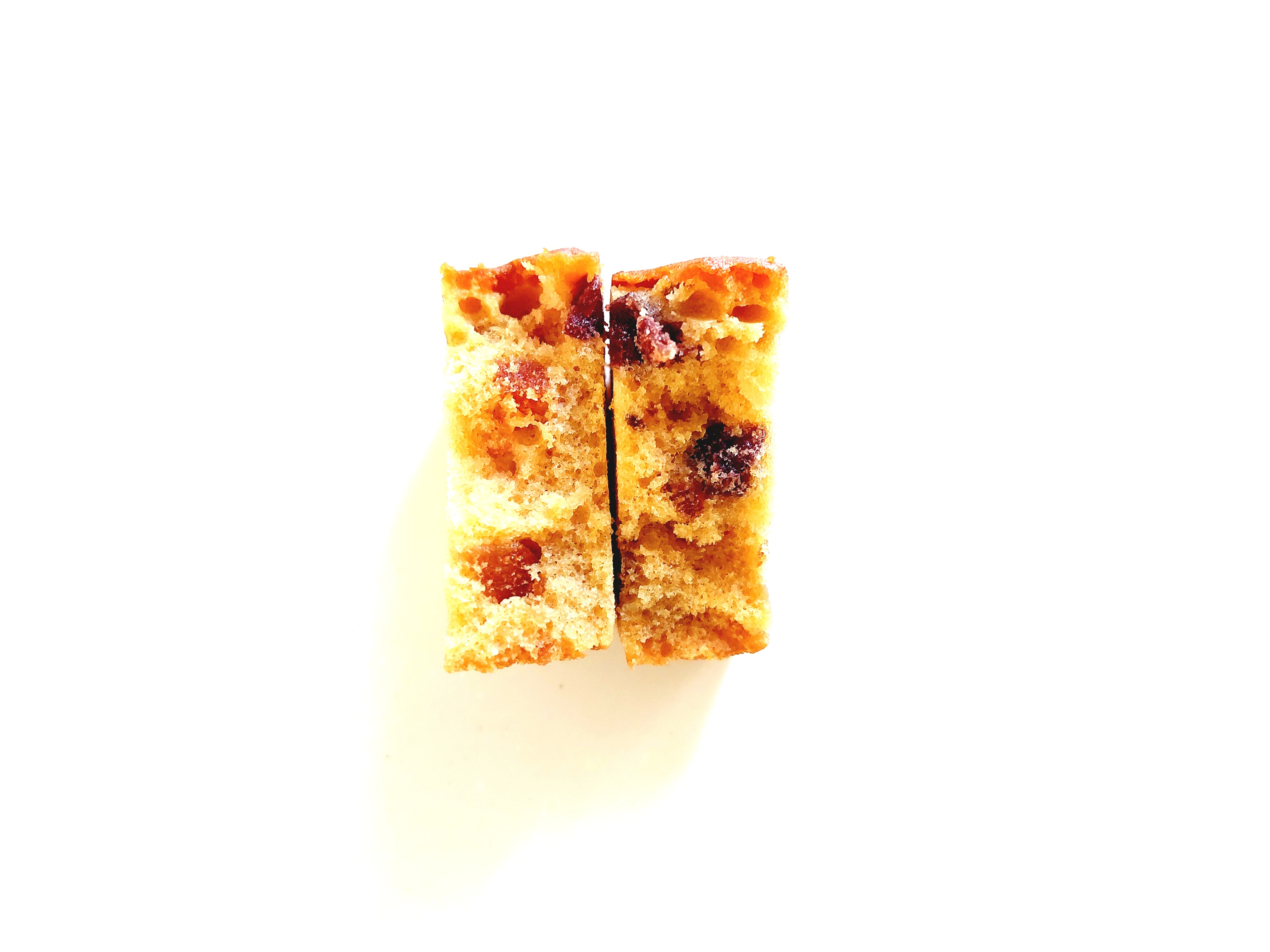 コープ「果実を贅沢に使った　フルーツケーキ」半分に割ってみた