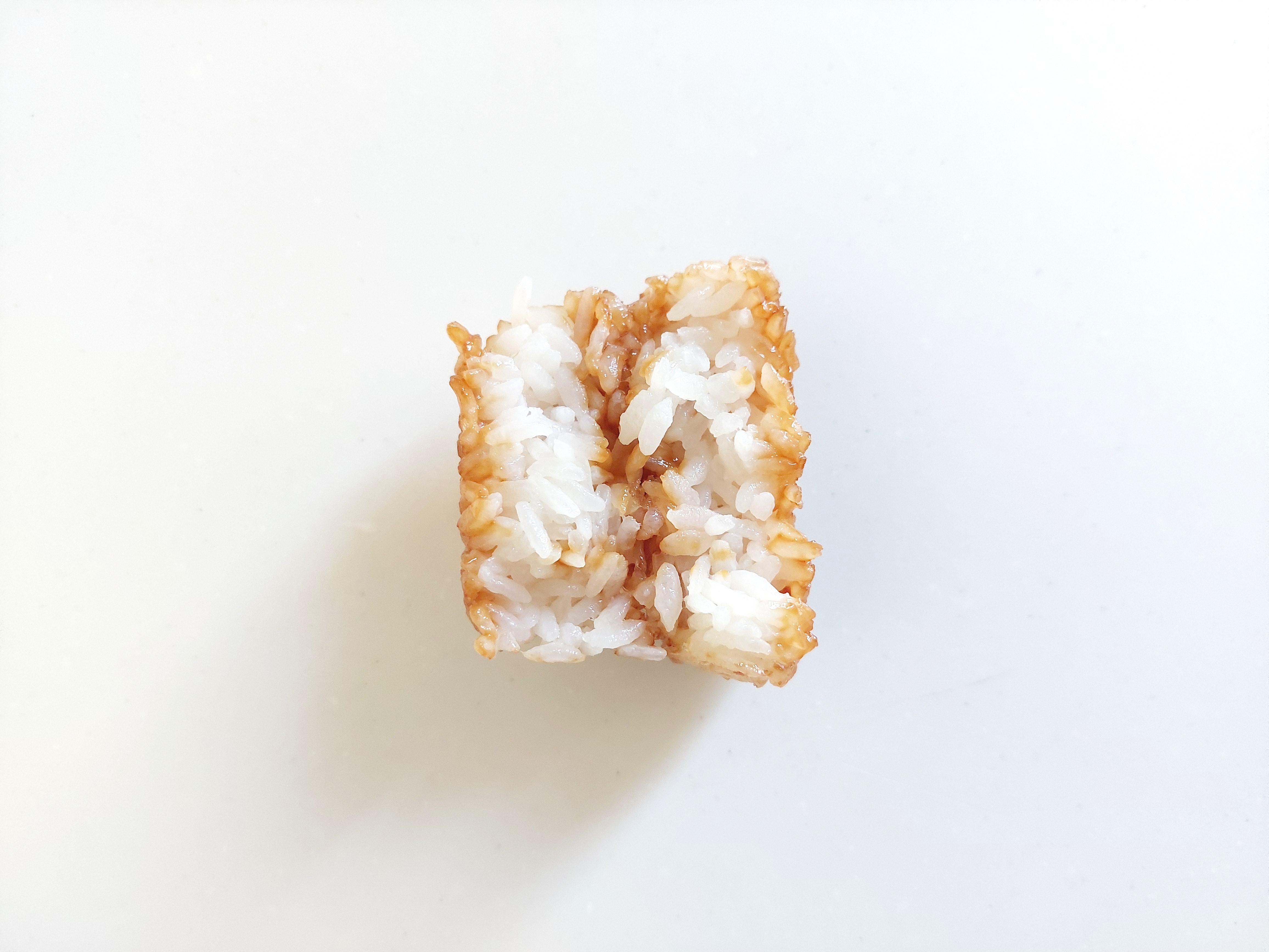 コープ「焼おにぎり香ばし醤油」半分に割ってみた