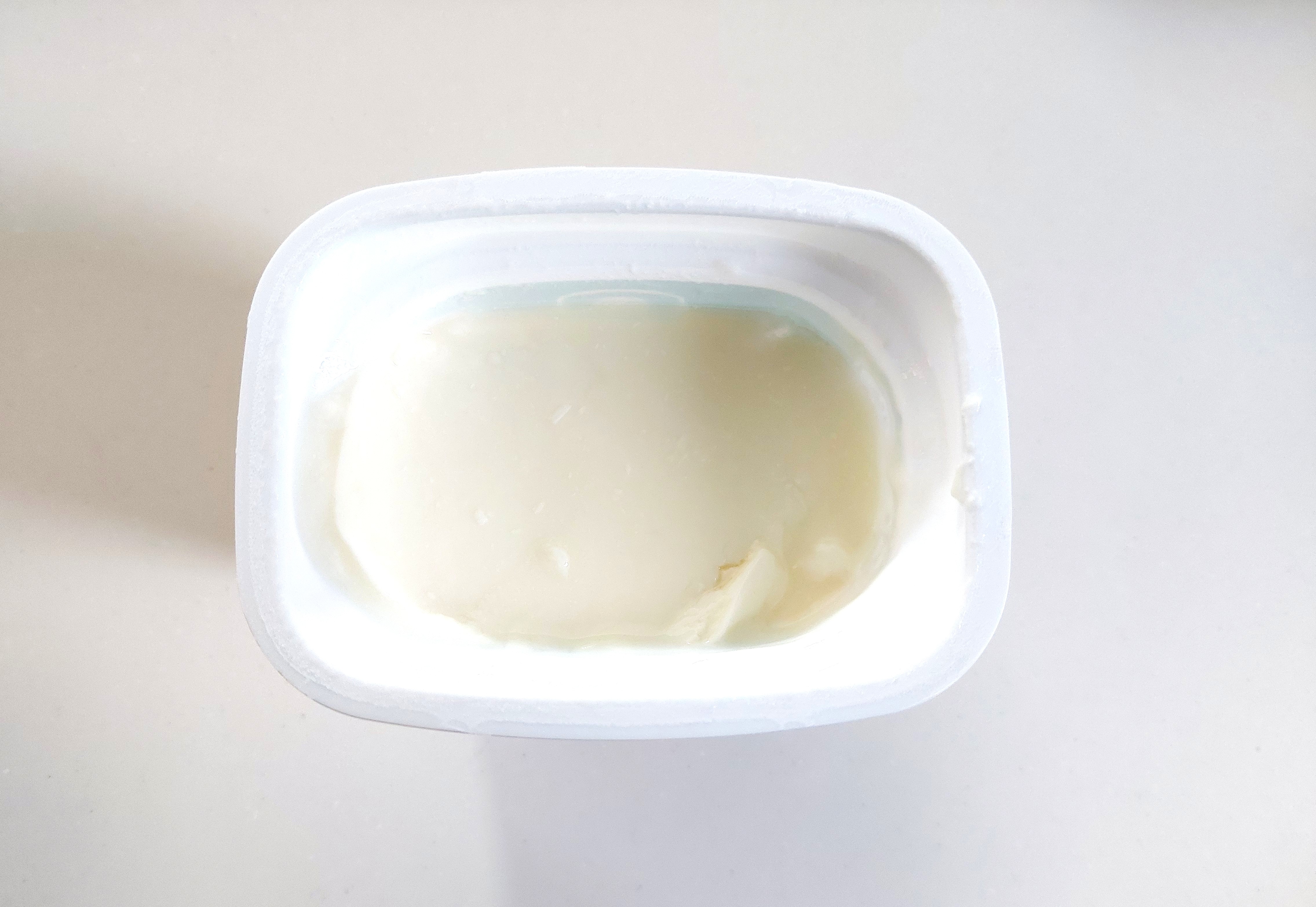 コープ「とろけるはちみつヨーグルト信州生乳使用」中身の画像