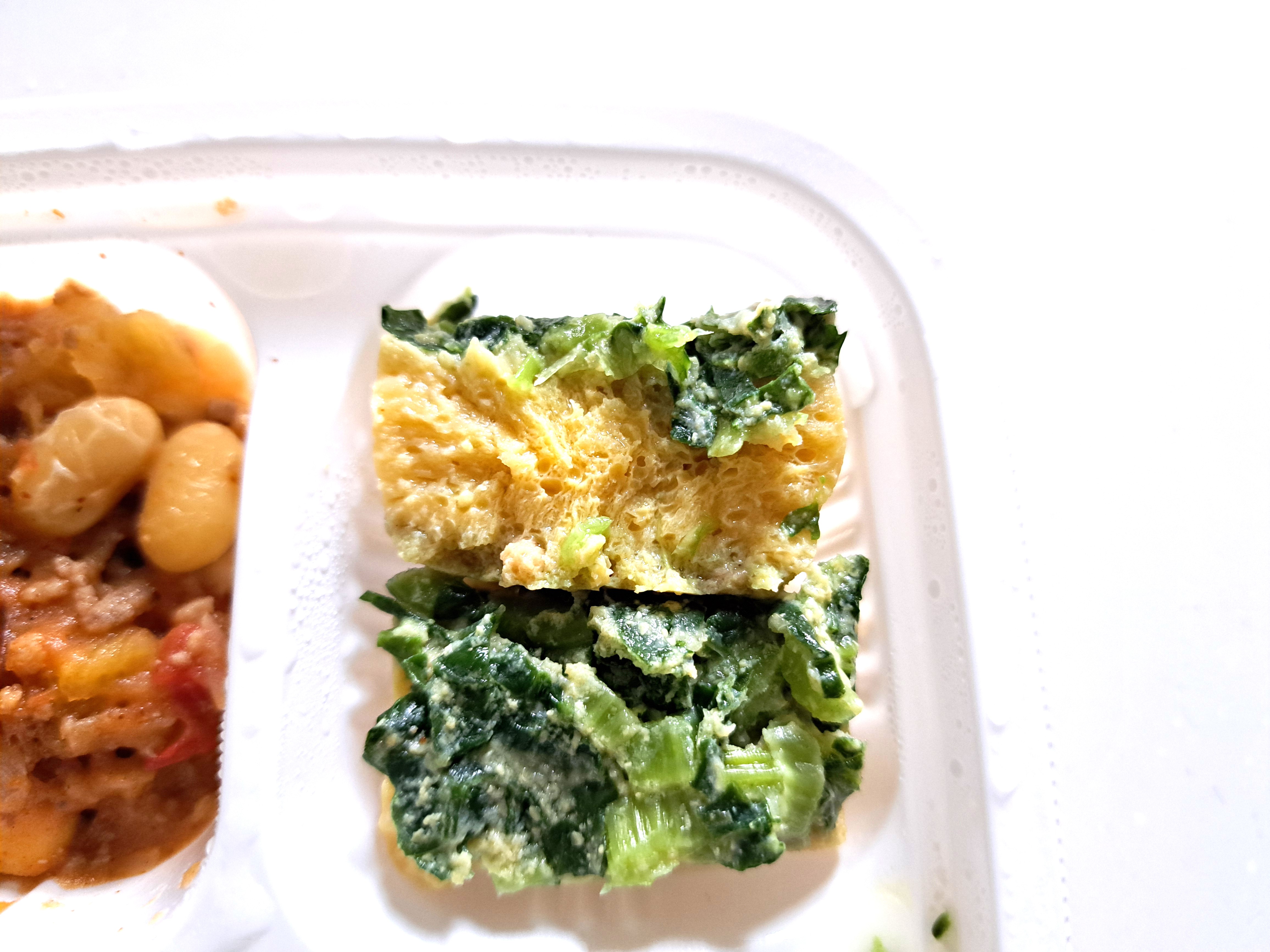 モグモデリ「カレイと野菜のまろやかクリーム煮」小松菜とそぼろの卵焼き 半分に割ってみた