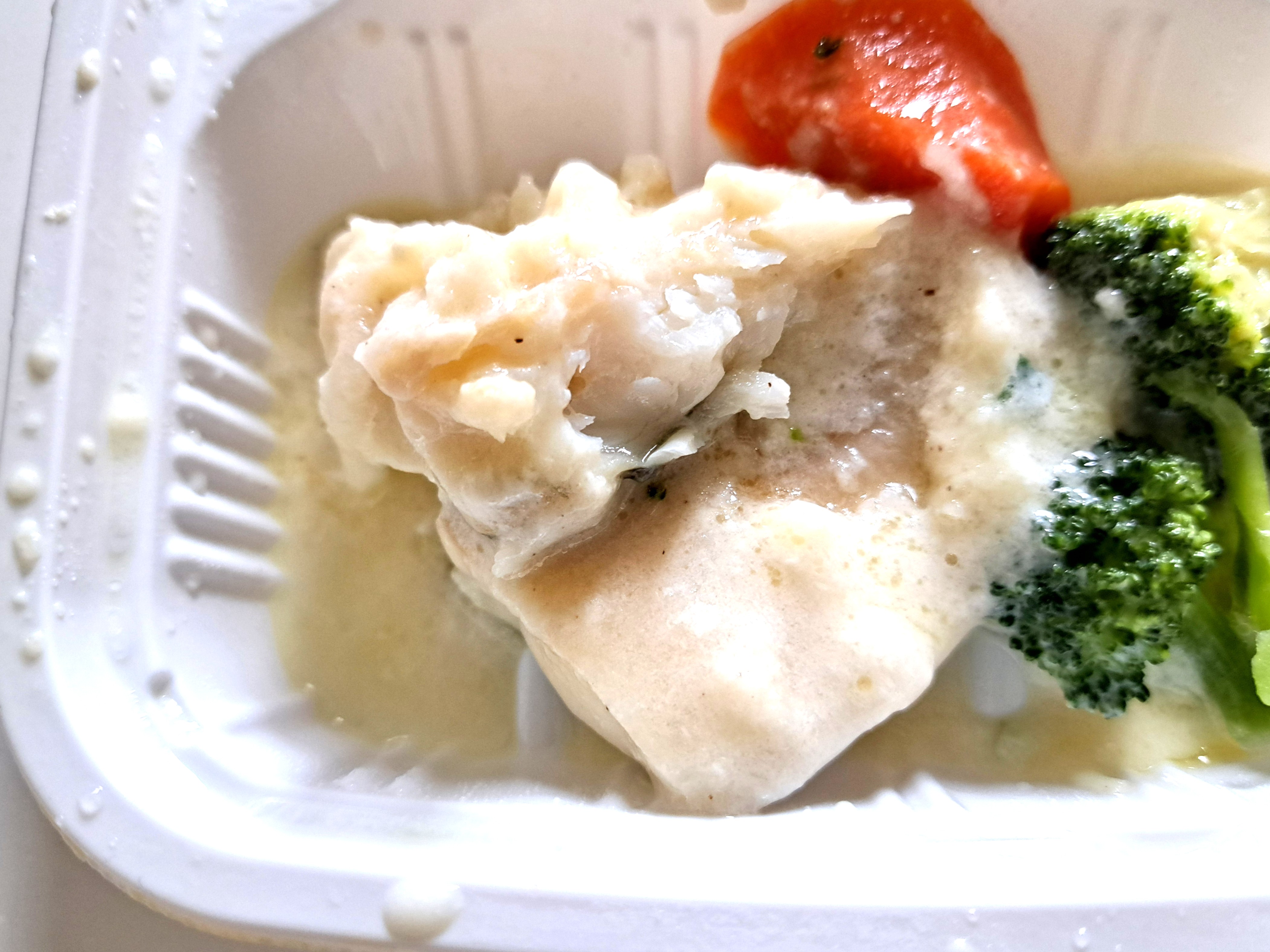 モグモデリ「カレイと野菜のまろやかクリーム煮」小松菜とそぼろの卵焼き 白身魚半分に割ってみた