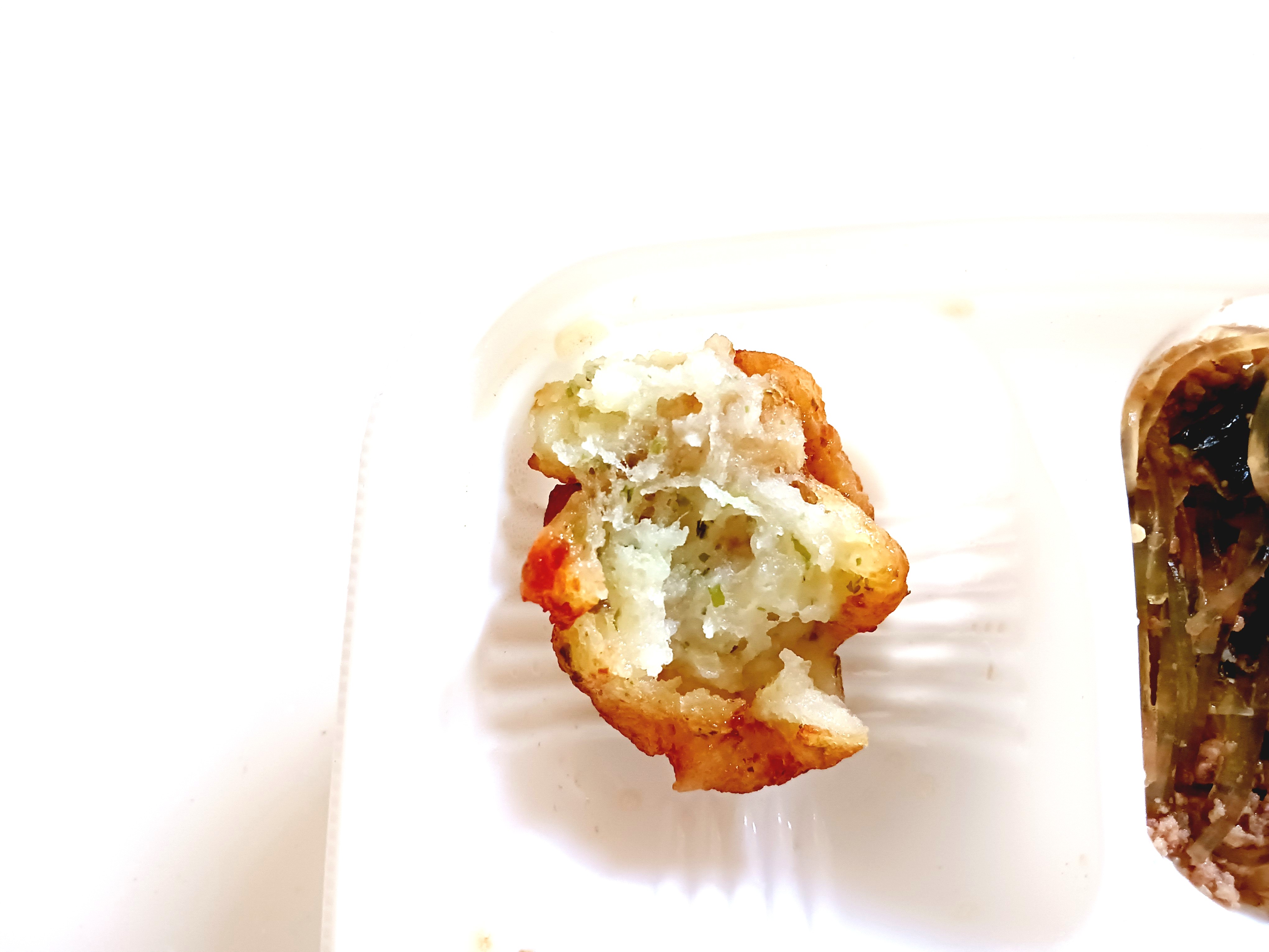 モグモデリ「白身魚と彩り野菜の南蛮漬け」いももち半分に割ってみた