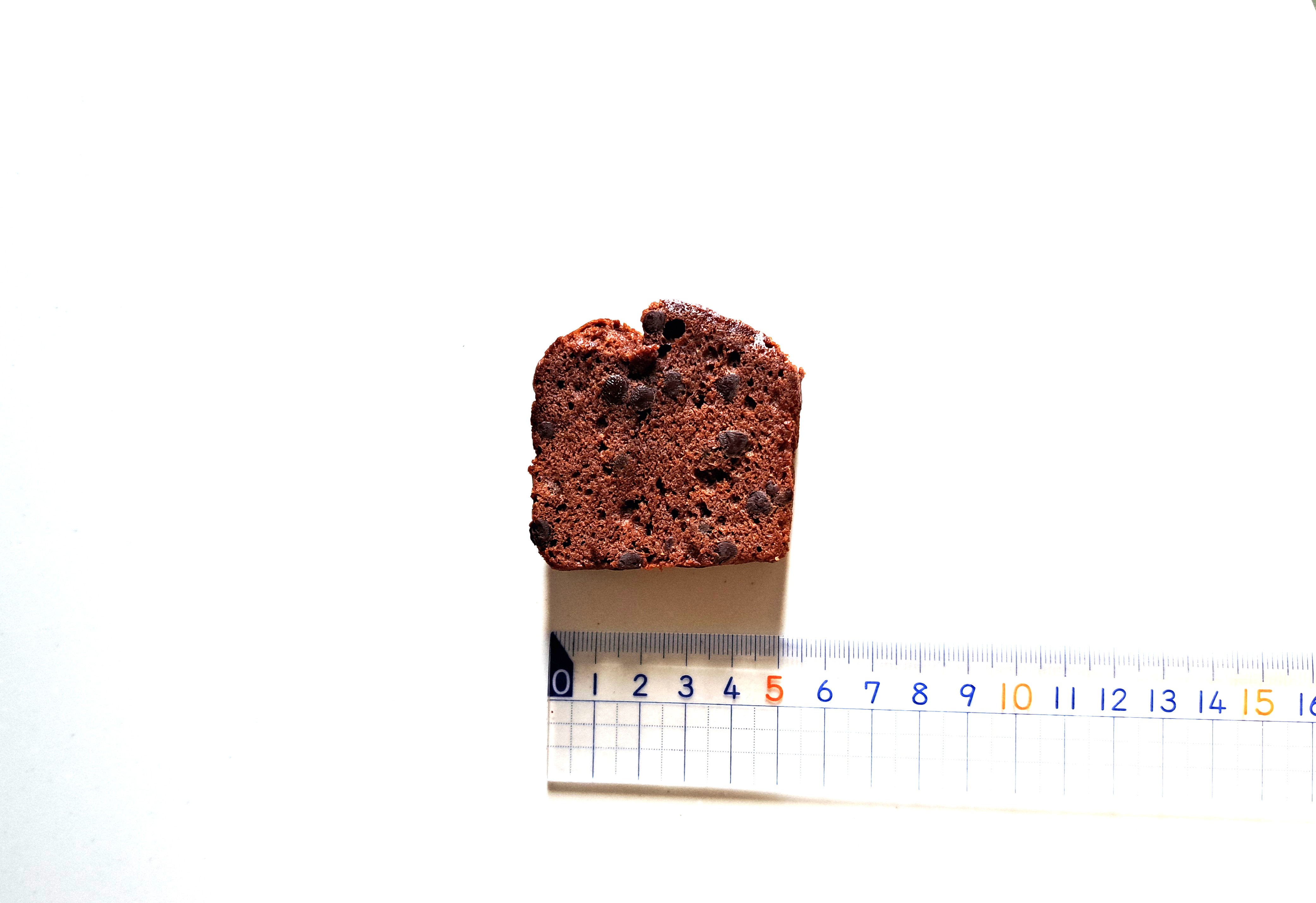 コープ「カカオを味わう濃厚チョコレートケーキ」長さを測ってみた
